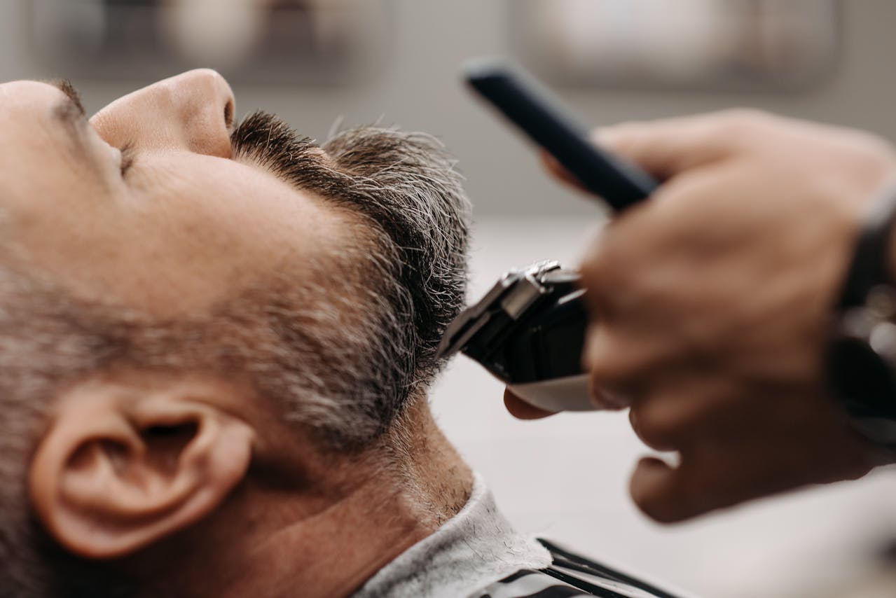 Barber bei der Arbeit – präziser Schnitt und Bartpflege